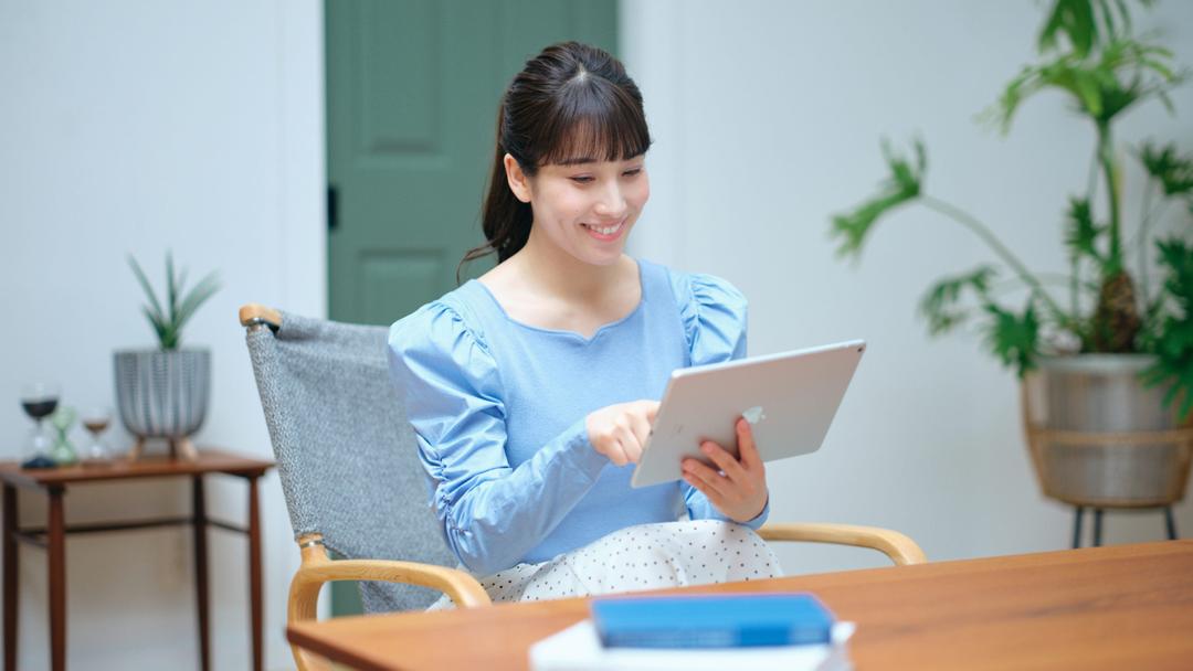 女性がiPadを持っている