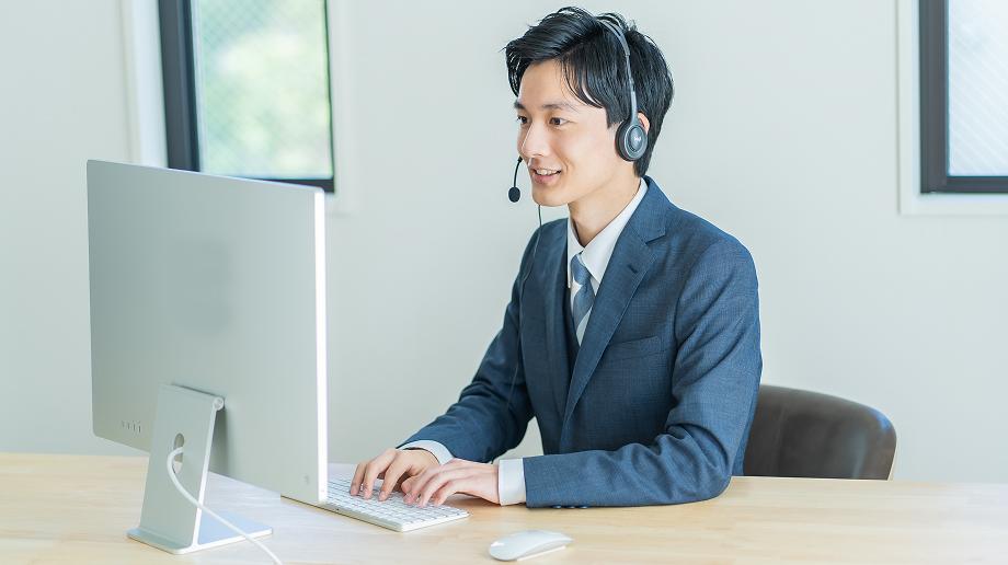 ヘッドセットを使ってリモート対応している様子
