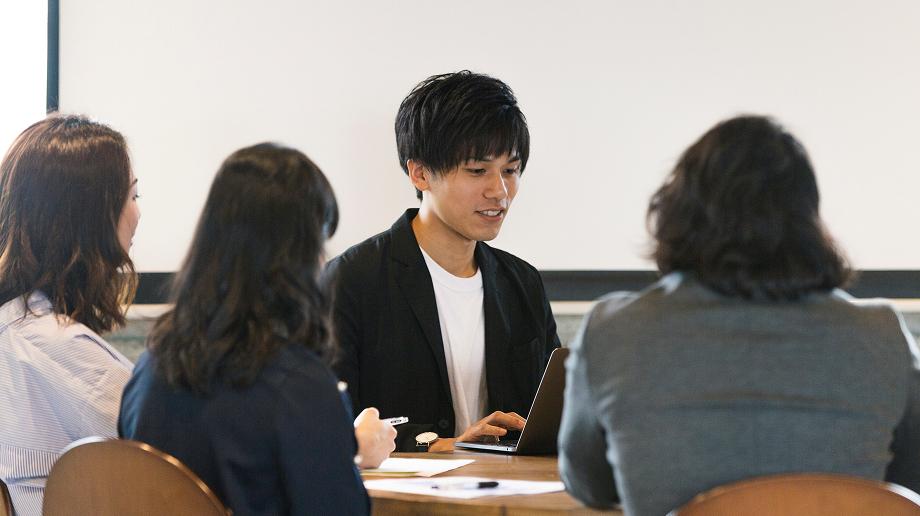 プロジェクトについて話し合うチームの様子