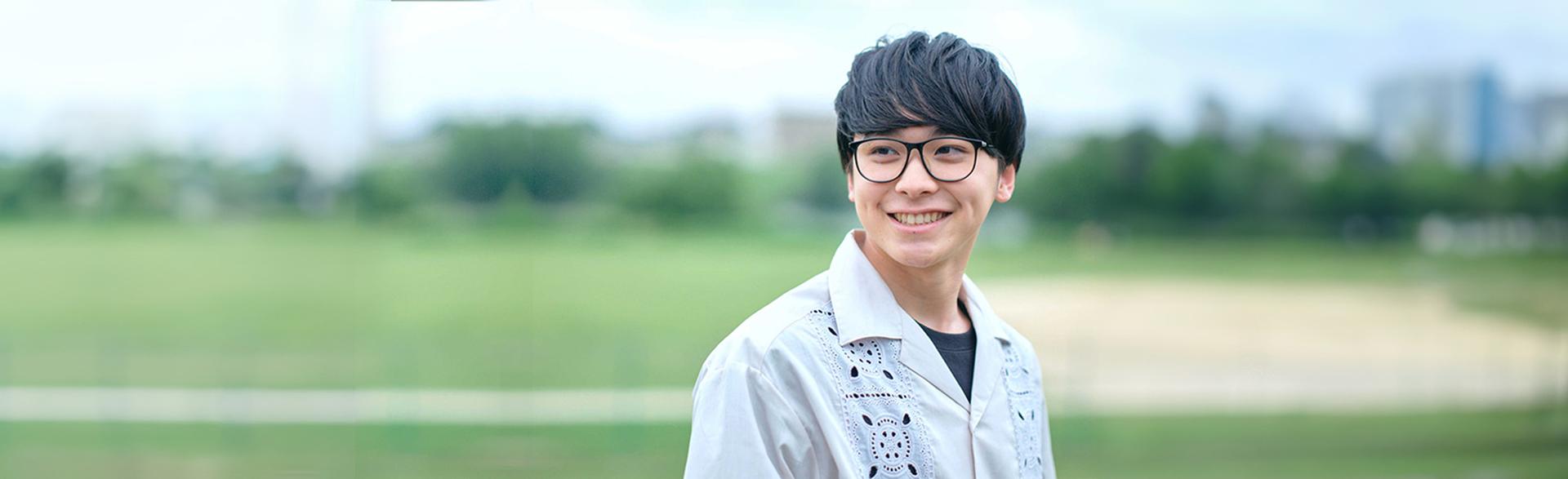 メガネをかけた男性が話している様子