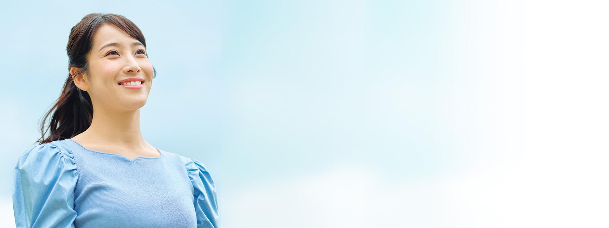 女性が空を見上げている様子