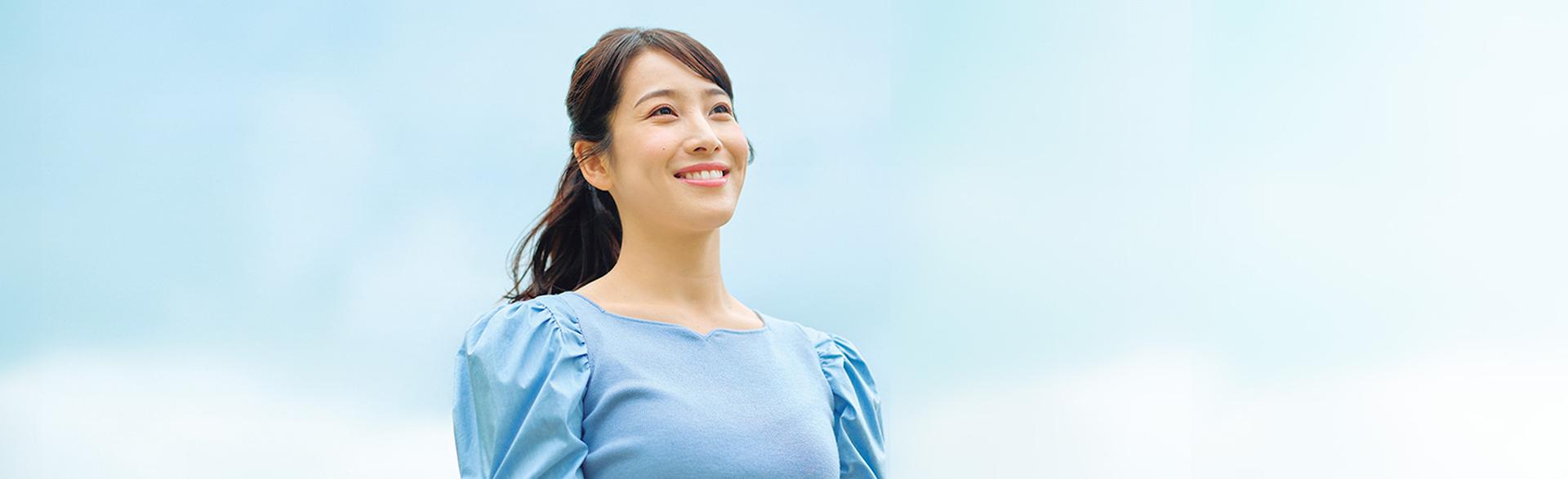 女性が空を見上げている様子