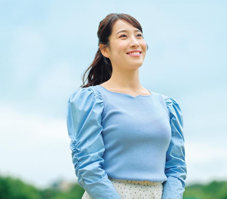 女性が空を見上げている様子