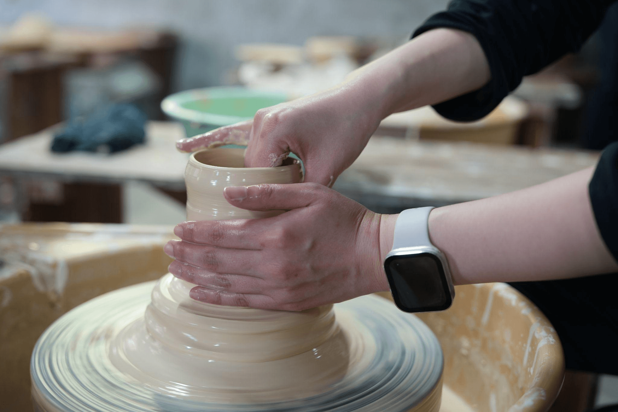 陶芸のろくろで器を制作している様子
