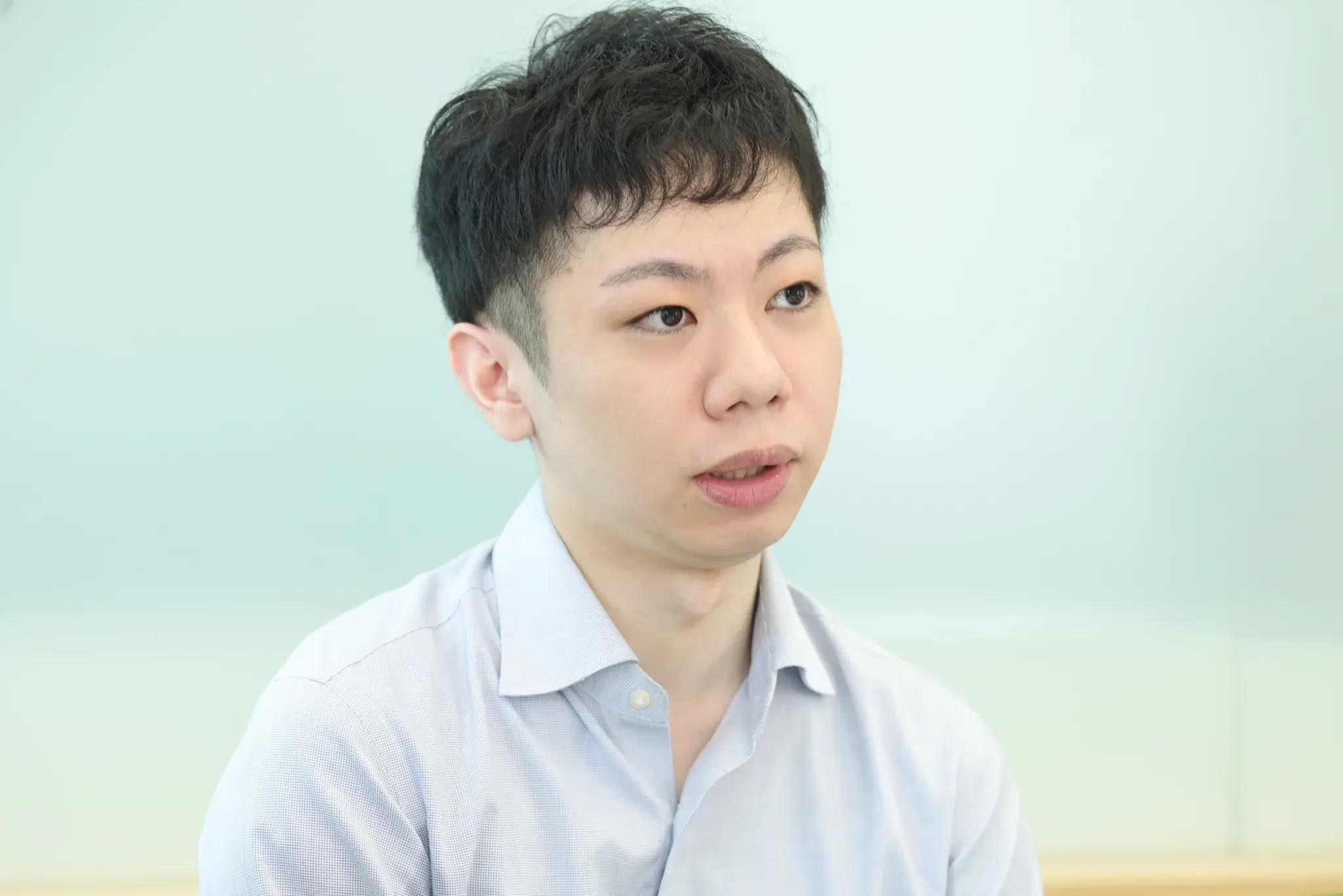 インタビュー中の小田切さん、井手さん、氏平さん