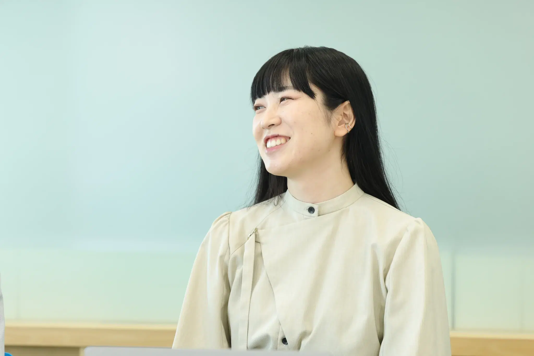 インタビュー中の小田切さん、井手さん、氏平さん