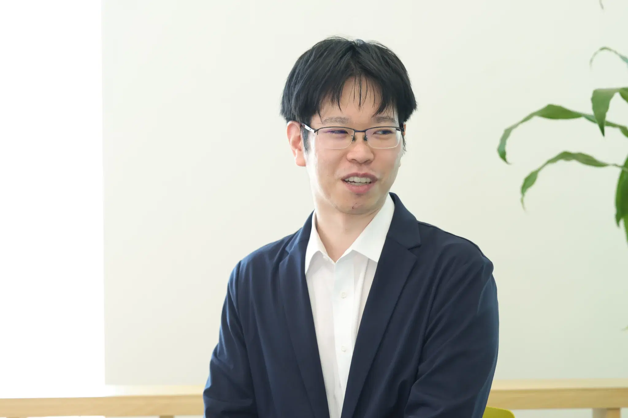 インタビュー中の小田切さん、井手さん、氏平さん