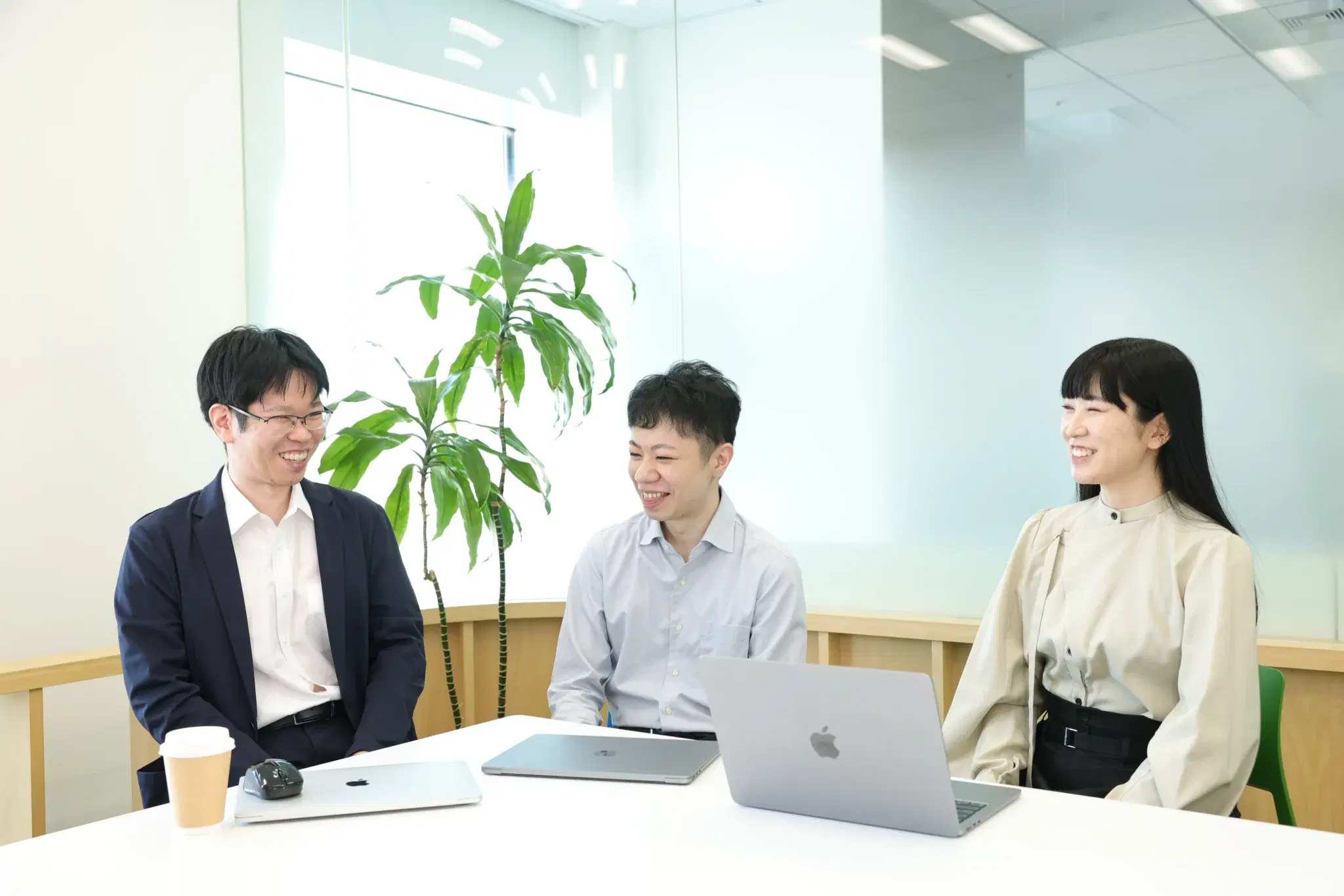 インタビュー中の小田切さん、井手さん、氏平さん