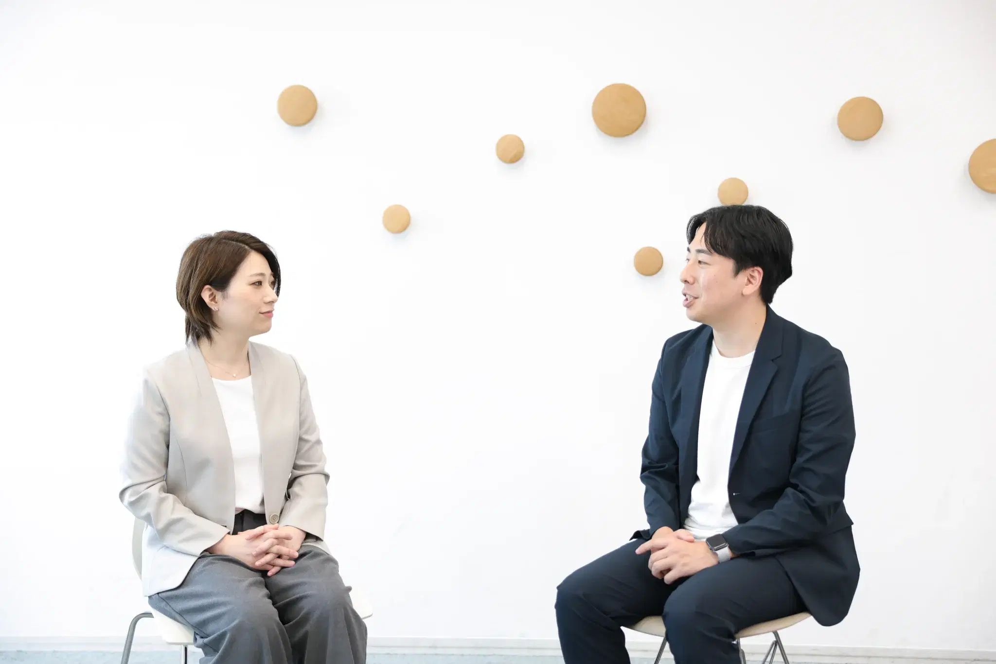 インタビュー中の三浦さんと佐々木さん